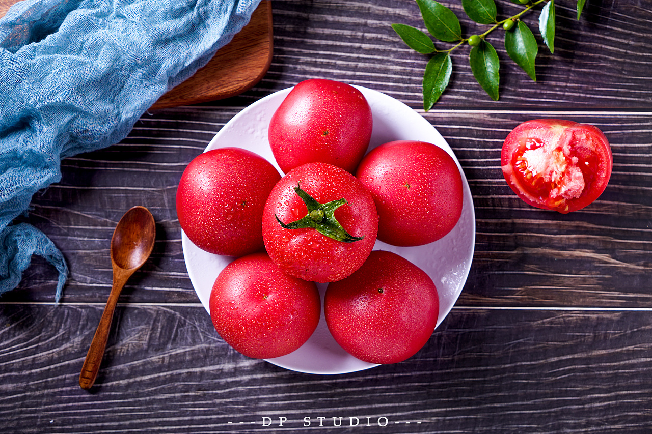 绿色心形篮子中的樱桃西红柿高清摄影大图-千库网