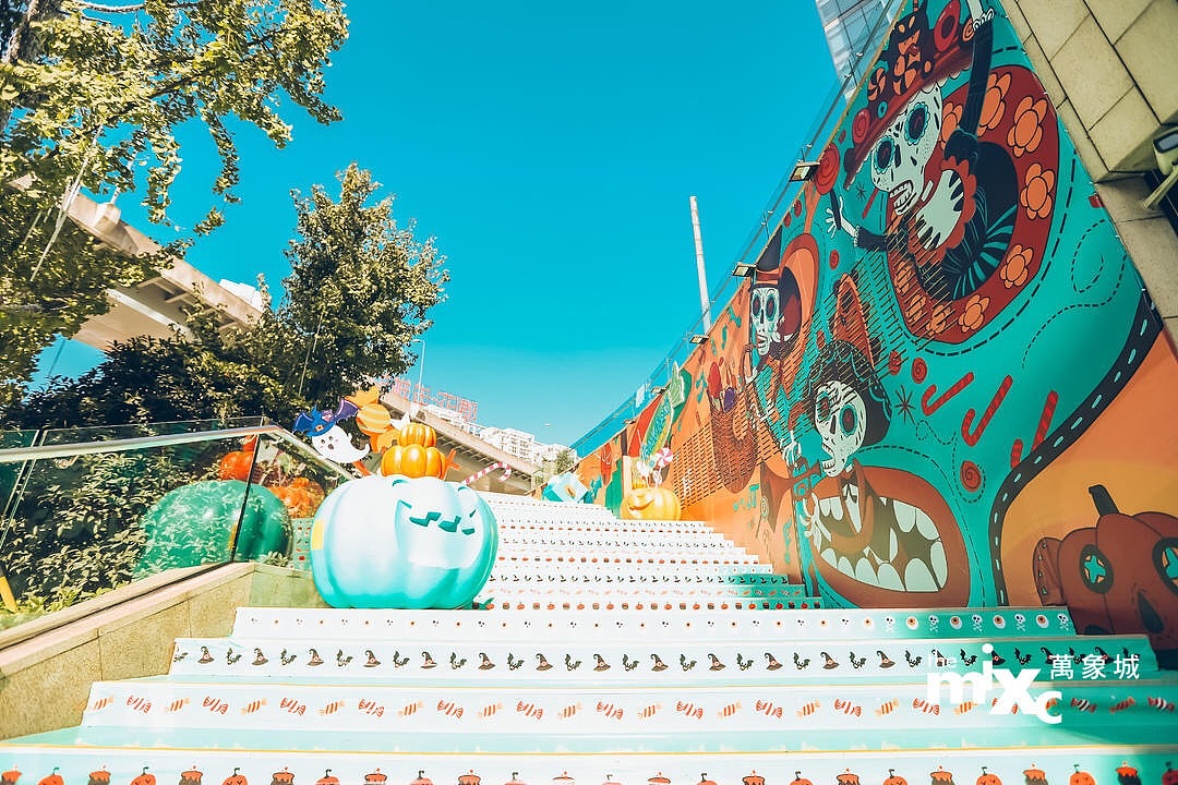 mixc成都万象城万圣节阶梯美陈设计