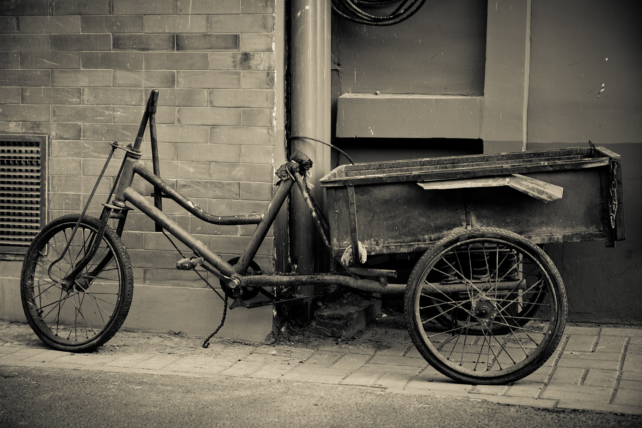 两三年前在北京南锣鼓巷拍摄的废旧自行车.