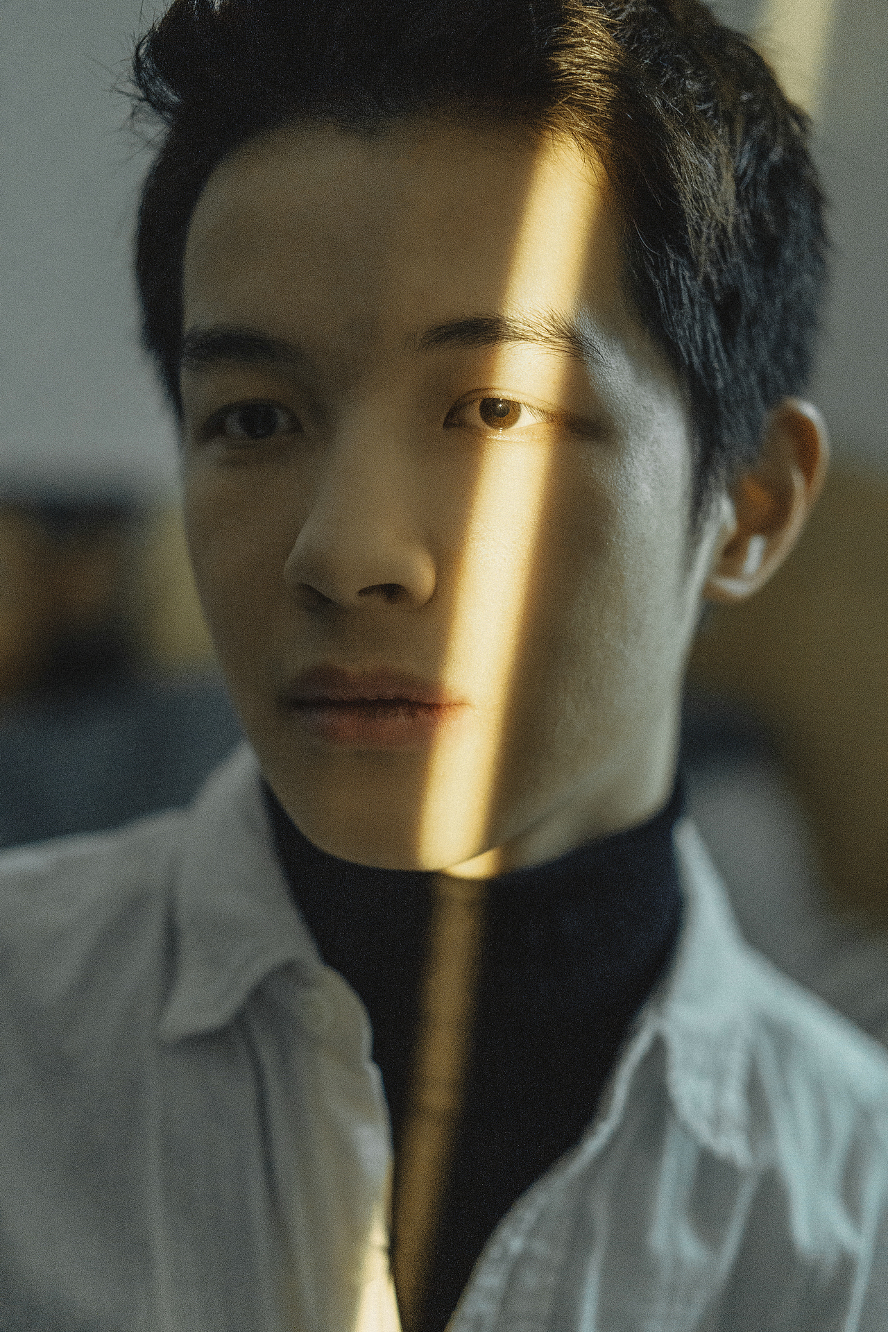 贪恋着黑暗中照射进来的一束光