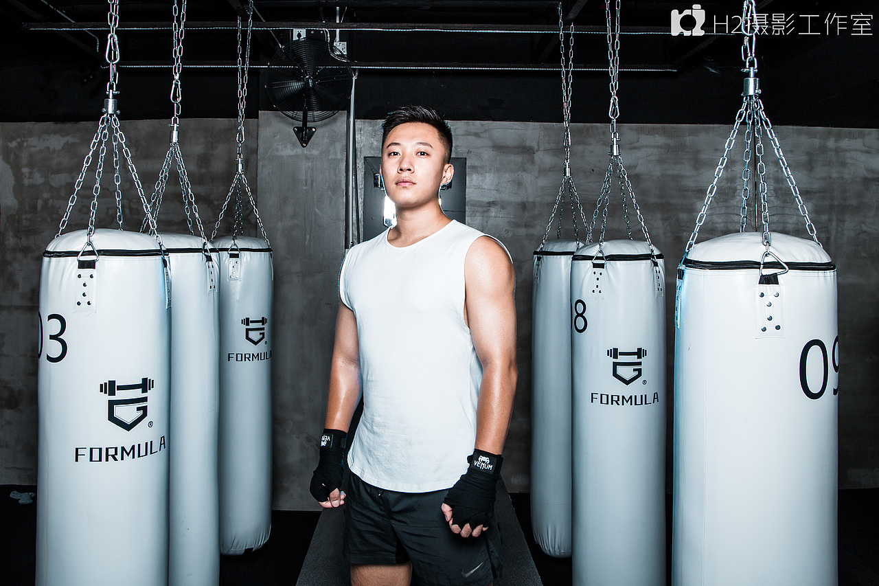 分享收藏健身房肌肉人像教练写真健身房肌肉写真教练形象照健身房环境