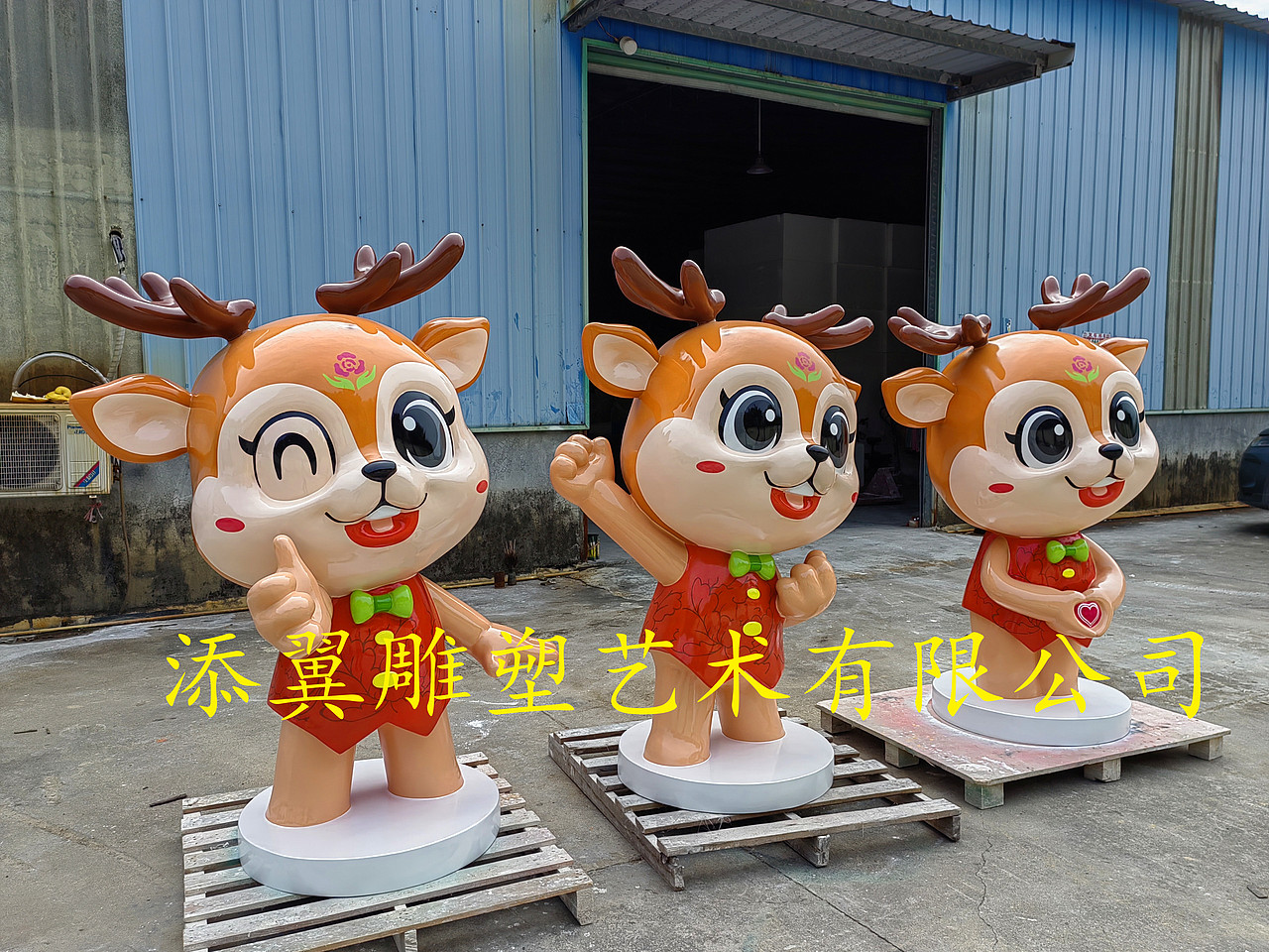 一只只头憨超萌的玻璃钢卡通鹿是承载着企业情感与文化
