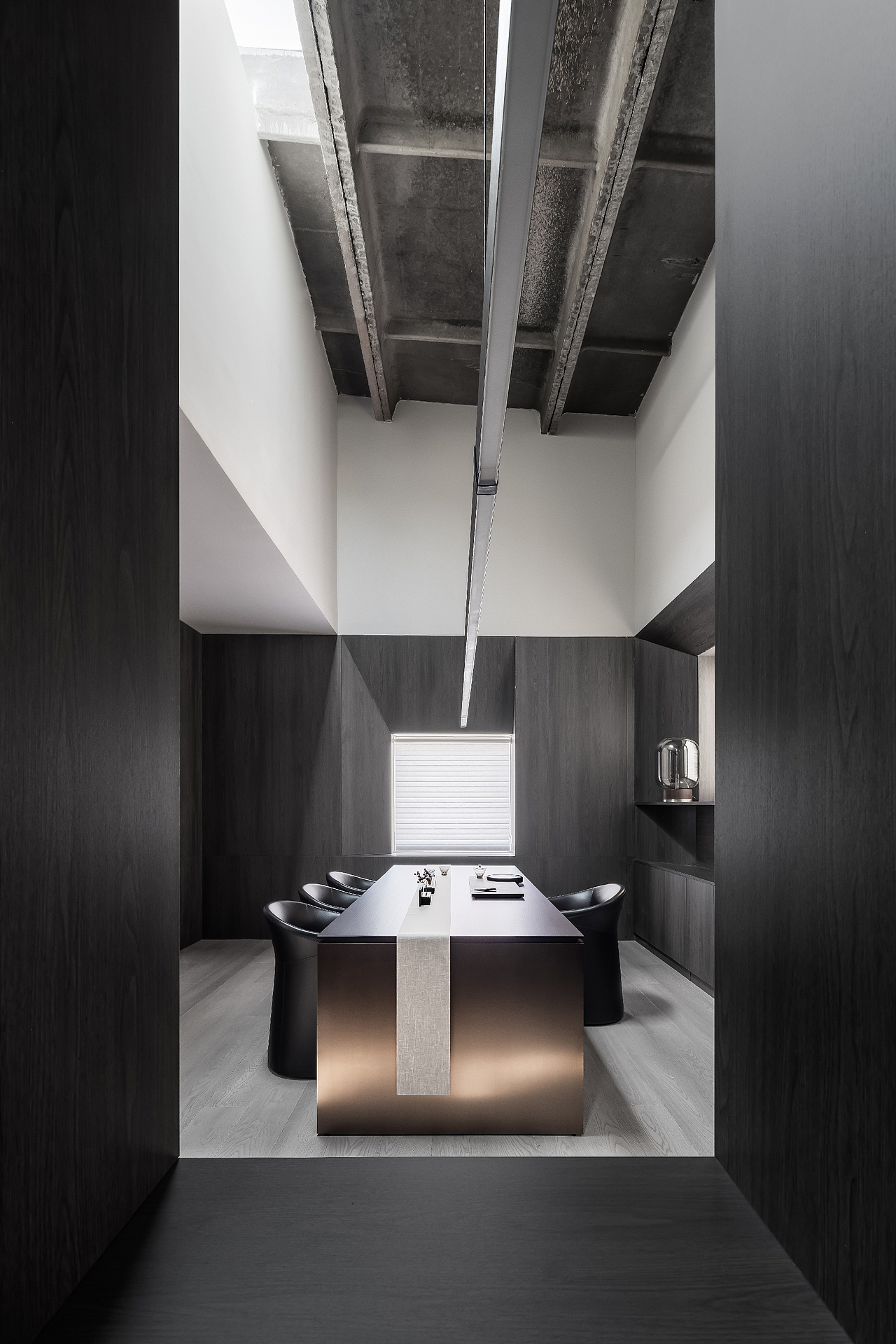 室外的树影婆娑映衬着洁白墙面,与那历经沧桑的斑驳红砖交相辉映,共同诉说着自然与时间交错的美学故事,让每一个置身其中的人都能感受到这份跨越时空的对话与和谐共生的魅力。