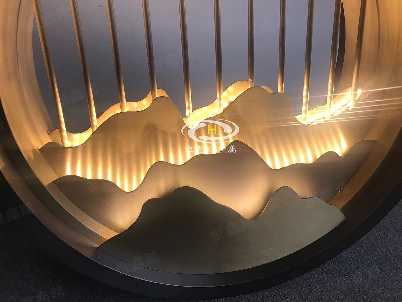 原来不锈钢山形隔断可以这么好看!适合圆形墙洞的屏风