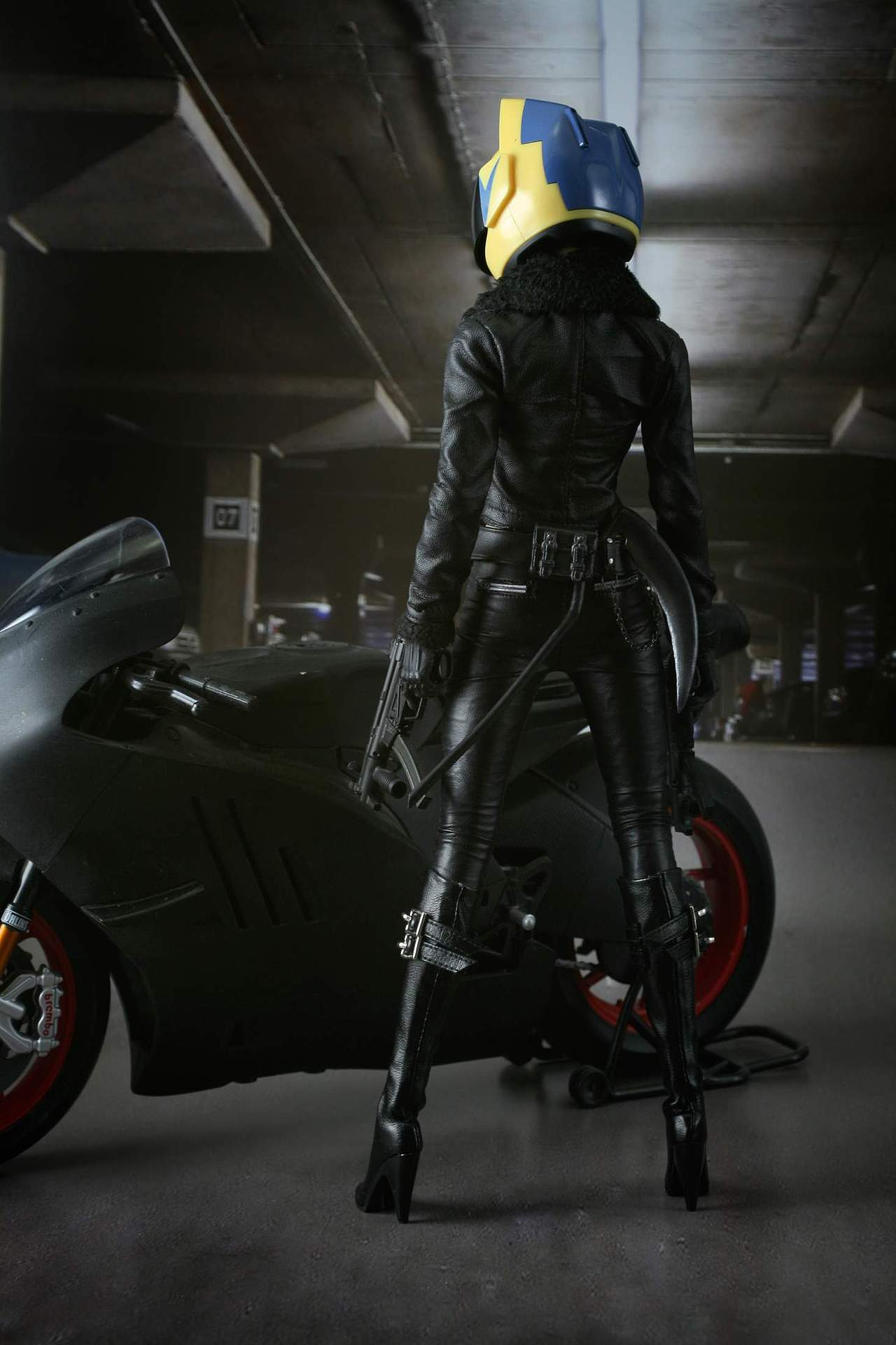 很喜欢这款头雕 非常美艳 偏漫画风格的 自己换了头发造型 摩托车头盔