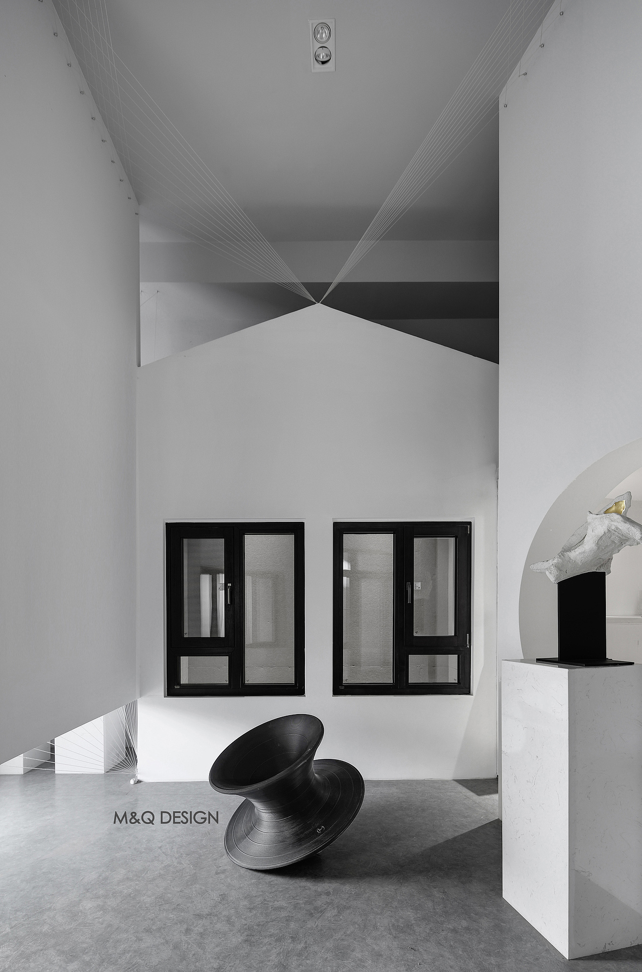 主空间通过隔墙挤压出一种向上伸展的力量感。