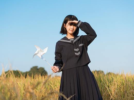 你是拥有山川河流的神明，而我是与神交错而发光的少女