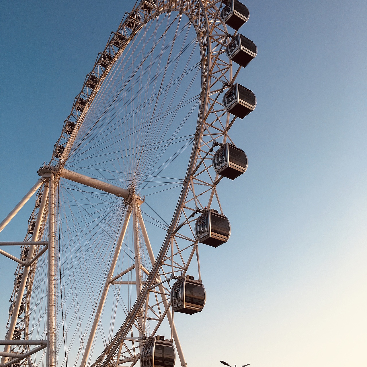 黄昏下的摩天轮