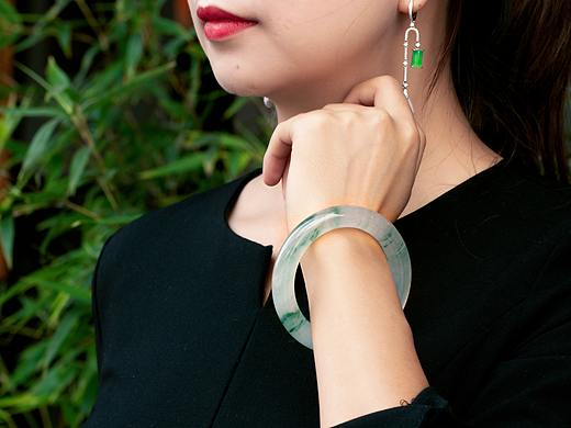 翡翠手镯,挂件,上身拍摄