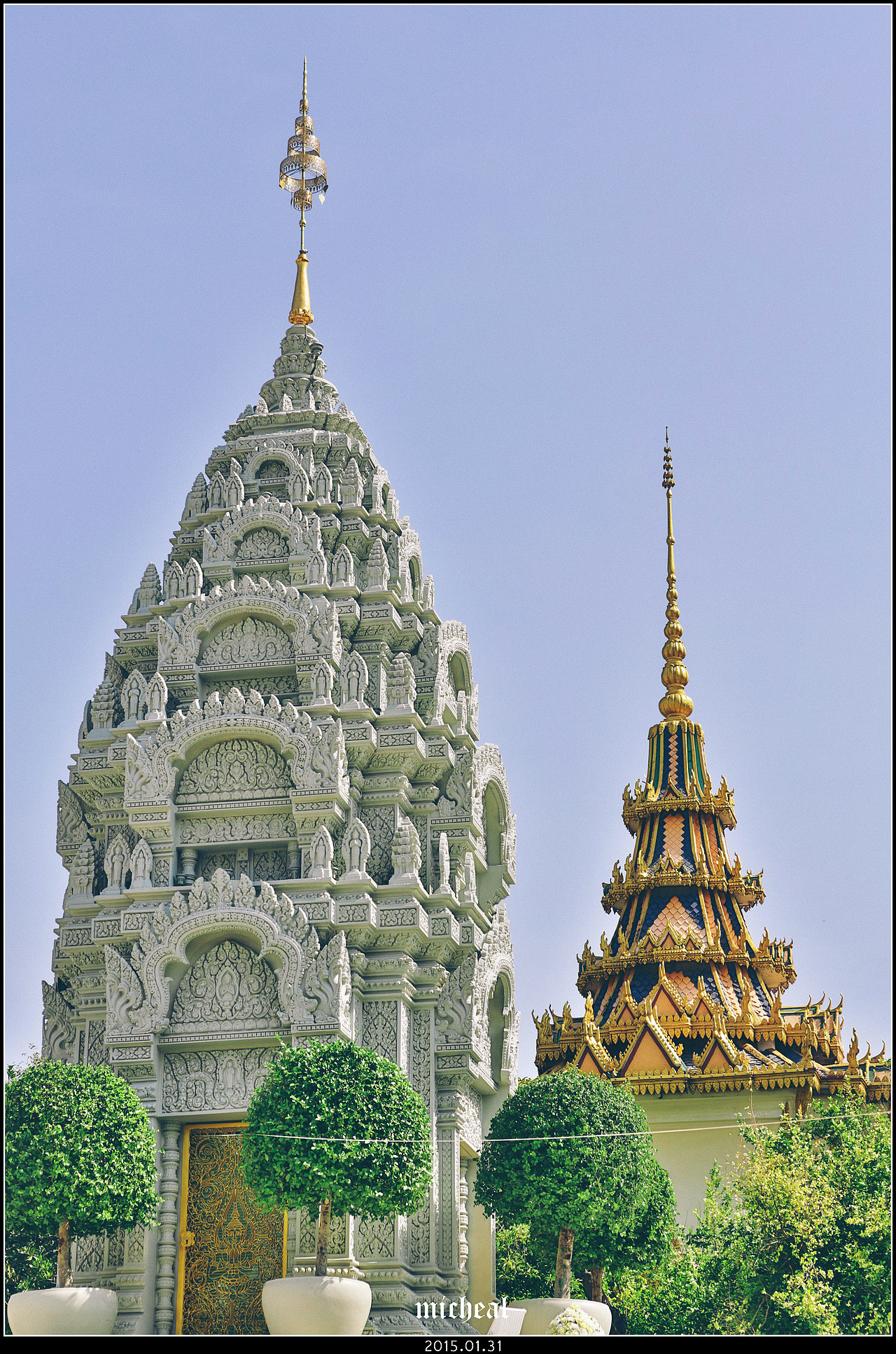 典型的吴哥造型映衬着高棉屋顶,这是这个国家的建筑象征.