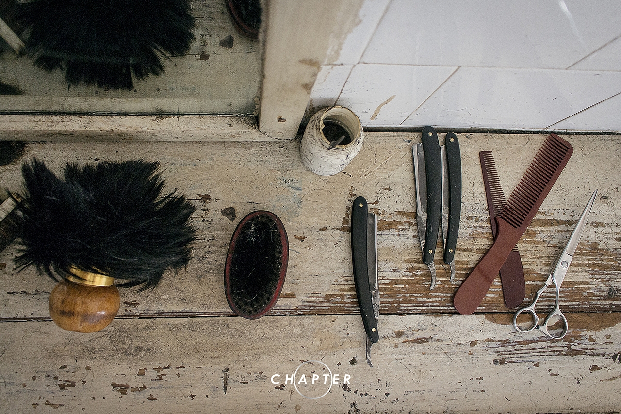 【CHAPTER】蘇州光福老街，一把60歲的理發(fā)椅。（圖ZNzcyMTAyMjA=） - 人文/紀(jì)實(shí)攝影 - 站酷設(shè)計(jì)師三千越甲原創(chuàng)素材 - 站酷ZCOOL