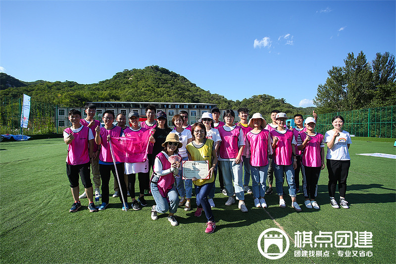 棋点团建|客户领导给获胜者颁奖