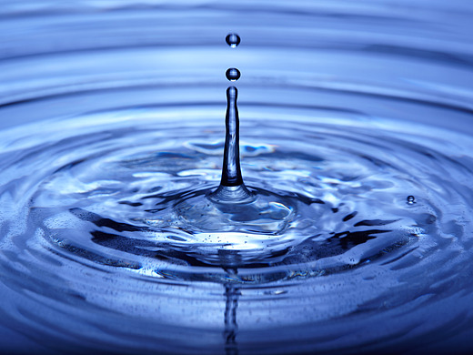 看摄影师是怎样抓拍水滴落水的美丽瞬间