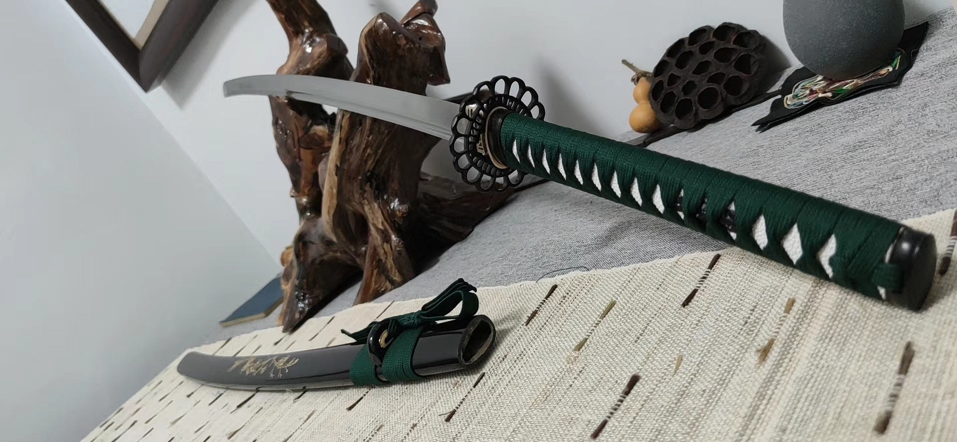 老吴是个刀剑道具师