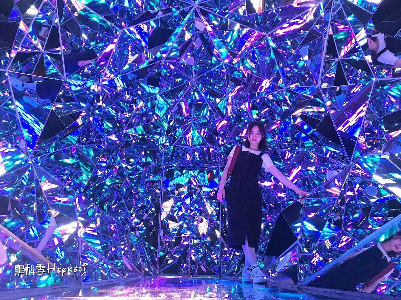 创意互动空间—钻石隧道，抖音在线，了解一下（图ZMTE2NzY0NTA0） - 短片 - 站酷设计师创意互动道具刘原创素材 - 站酷ZCOOL