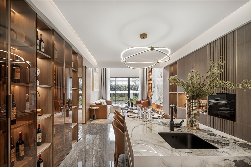 追求体面与光鲜,留存大家庭温馨感