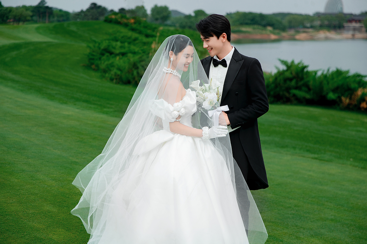 幸亏听劝😍把草坪婚纱照拍成了电影风感觉!!