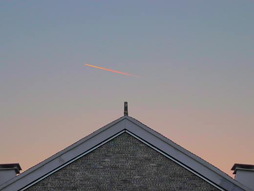 飛機(jī)飛過天空（個人主頁-ZMzUzNjQyMzY=） - 風(fēng)光攝影 - 站酷設(shè)計師老胡仙原創(chuàng)素材 - 站酷ZCOOL