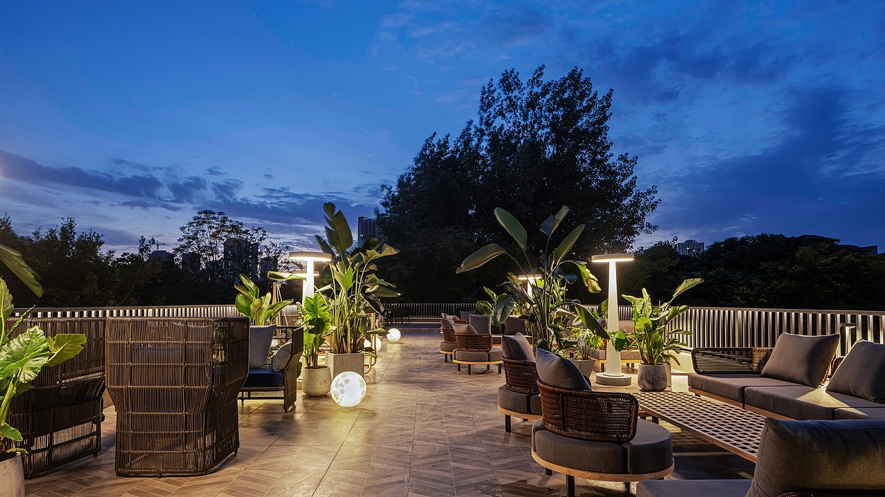 三楼的露台可以俯瞰毗河的美景,吹着风,边吃边聊,满眼绿色,呼吸新鲜