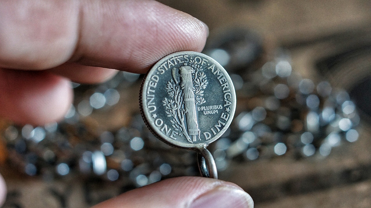 【小飞侠墨丘利古董银币笑脸吊坠】