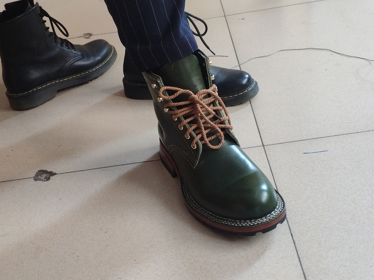 跟着师傅学做手工鞋