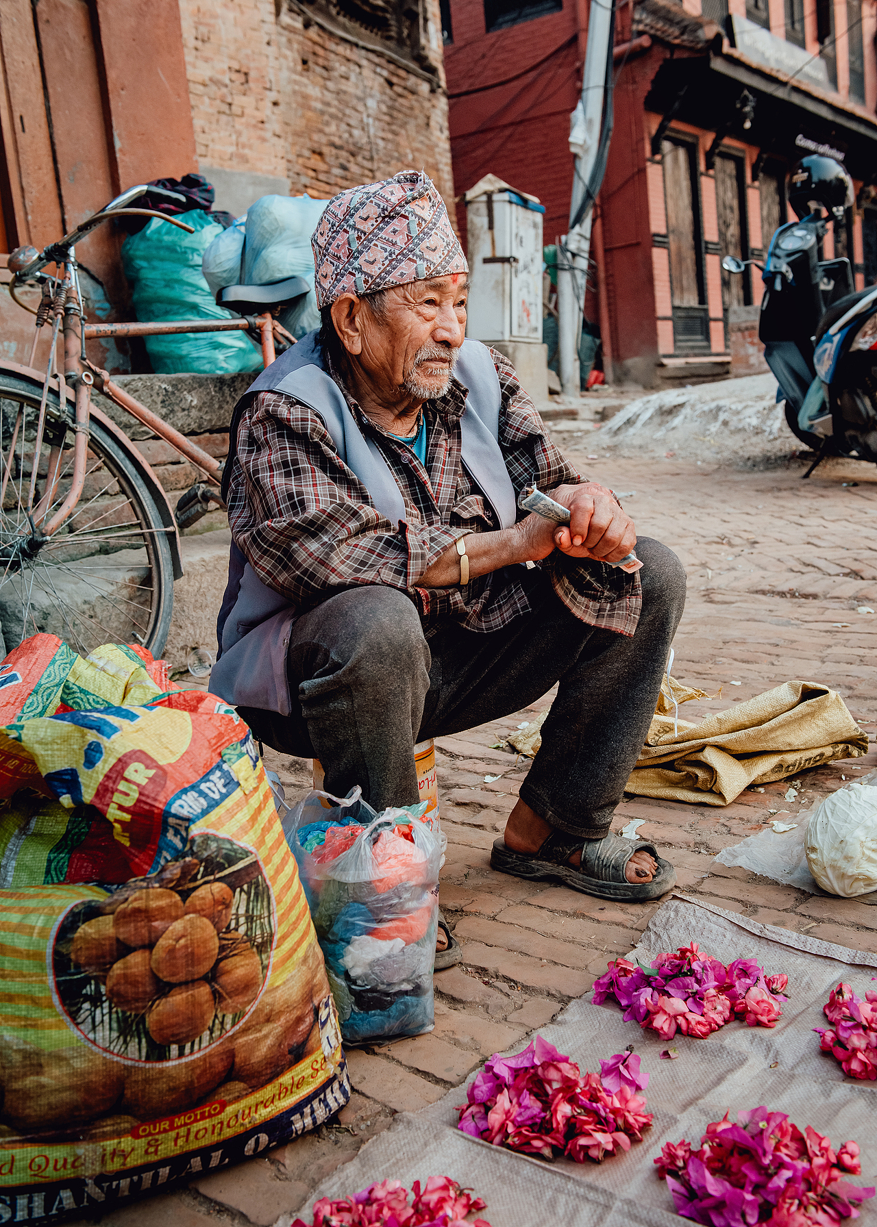 鲜花被堆耸起来,老人在耐心等待。