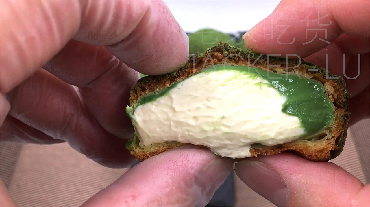 抹茶双色奶油泡芙,丝滑奶油与香醇抹茶,回味无穷。