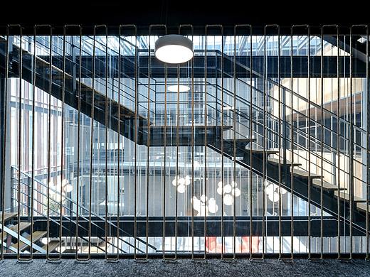 裸露原有结构展现工业新风集装箱办公建筑