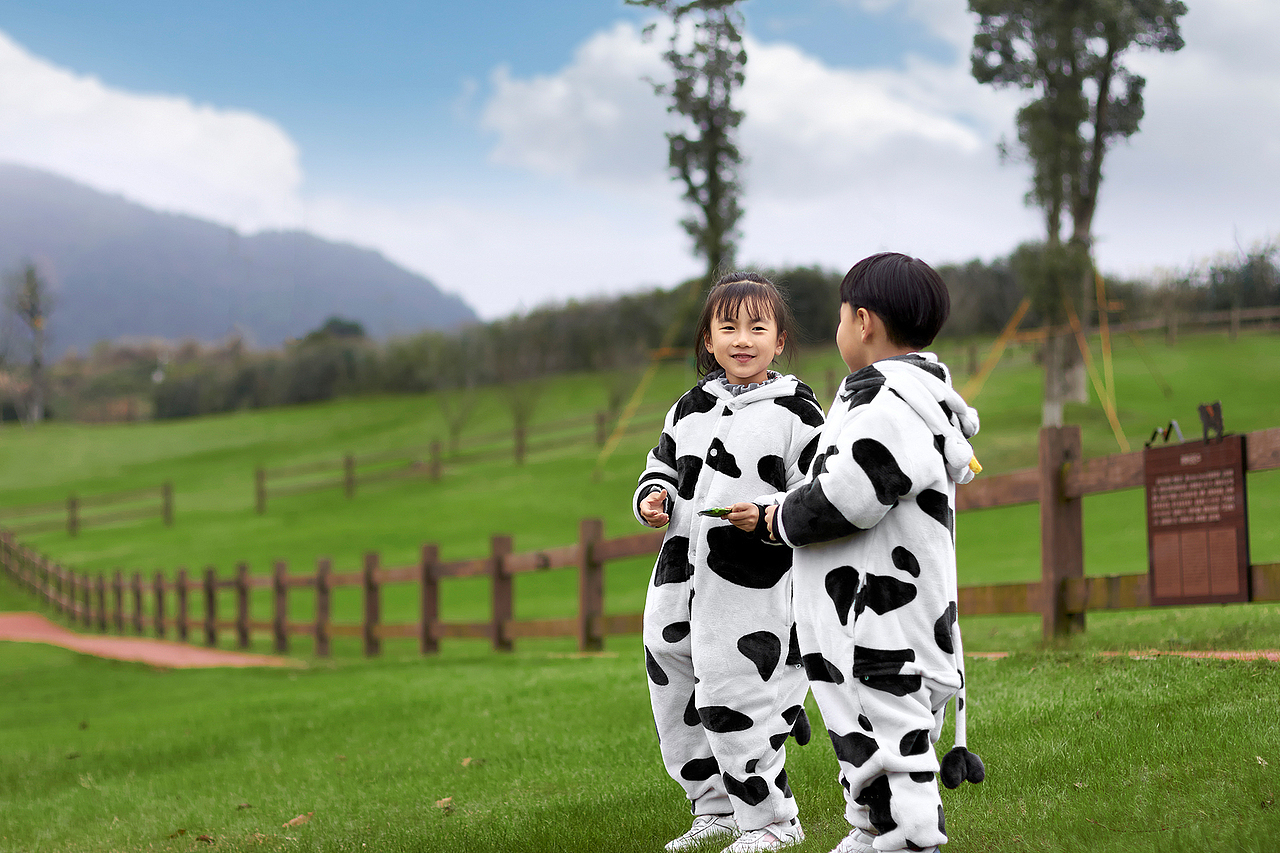 我家奶牛姑娘和他的奶牛小伙伴（圖ZMjU3OTMxMDg4） - 人像攝影 - 站酷設計師潮哥CHAOGE原創(chuàng)素材 - 站酷ZCOOL