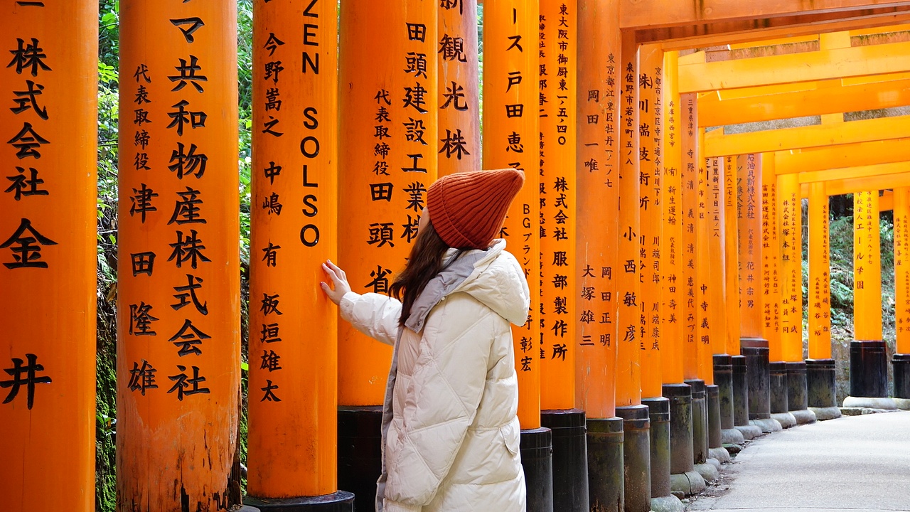 【京都】伏见稻荷大社千鸟居，瞥见那一缕橘色阳光（图ZMTk2OTczMzAw） - 环境/建筑摄影 - 站酷设计师keke奇遇记原创素材 - 站酷ZCOOL