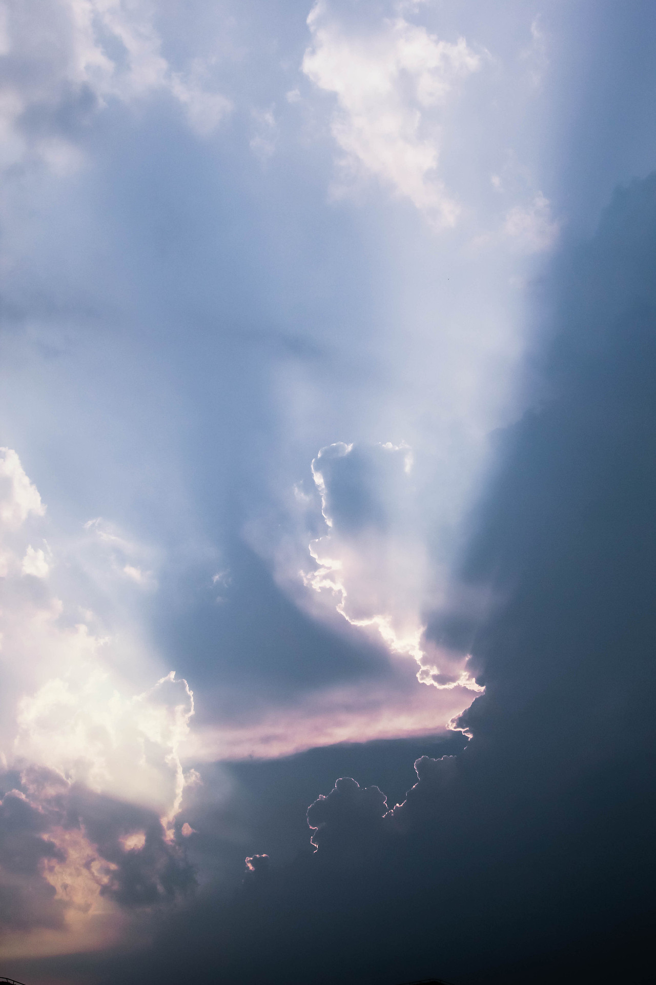 山雨欲来云满天