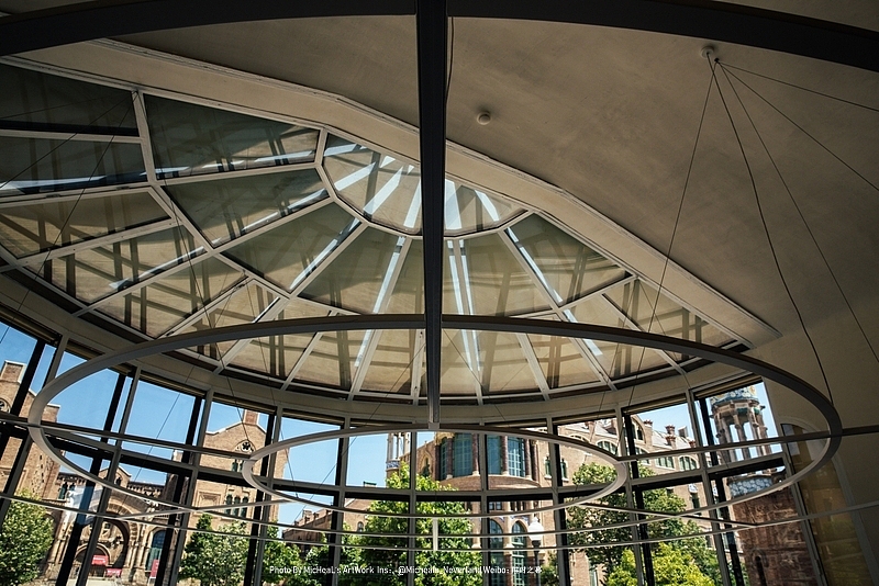 不同于高迪，蒙达内尔的设计更倾向于轻质化建材，从而到达空间的自由，这与密斯的理念有些不谋而合。所在这座医院中可以看到颇为现代化的结构和装饰。
