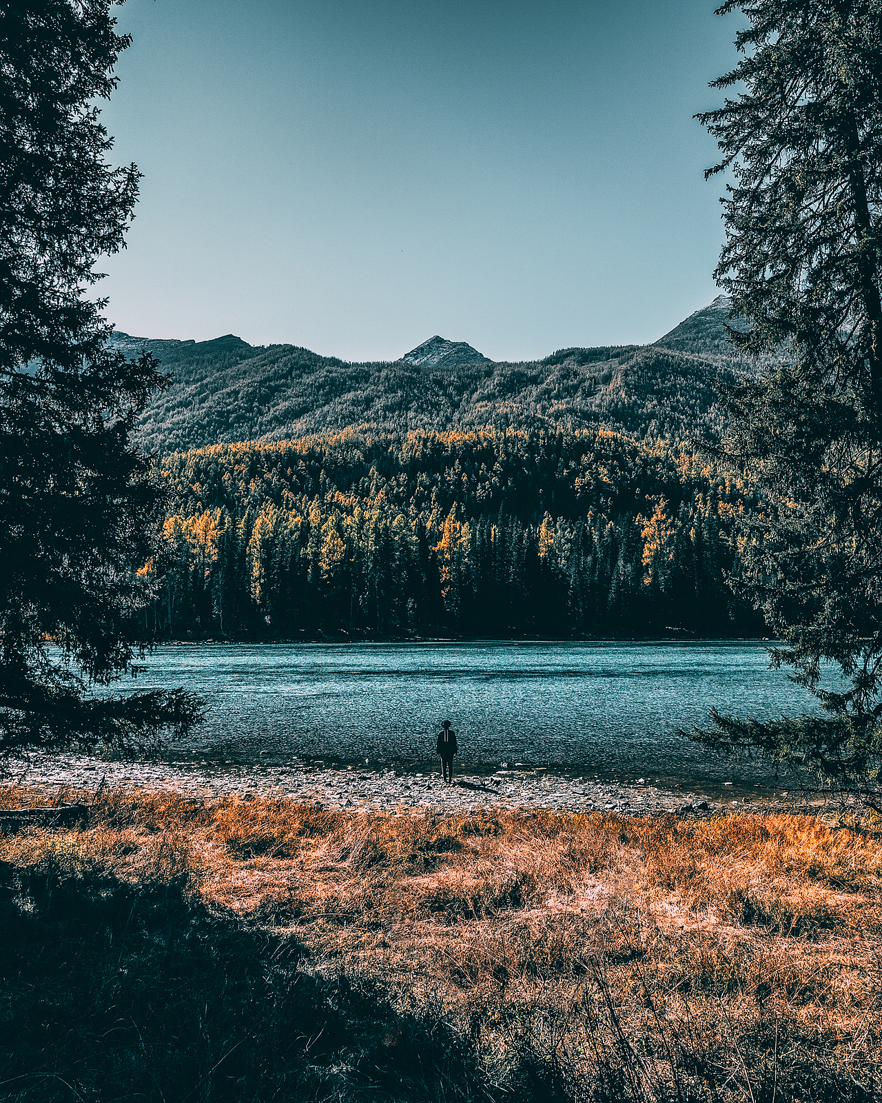 【秘境神仙湾】
这张也是2019年特别喜欢的照片之一，记得当时和小伙伴们徒步到神仙湾深处，才发现这处秘境，湖水，森林，雪山，真的世外桃源一般。