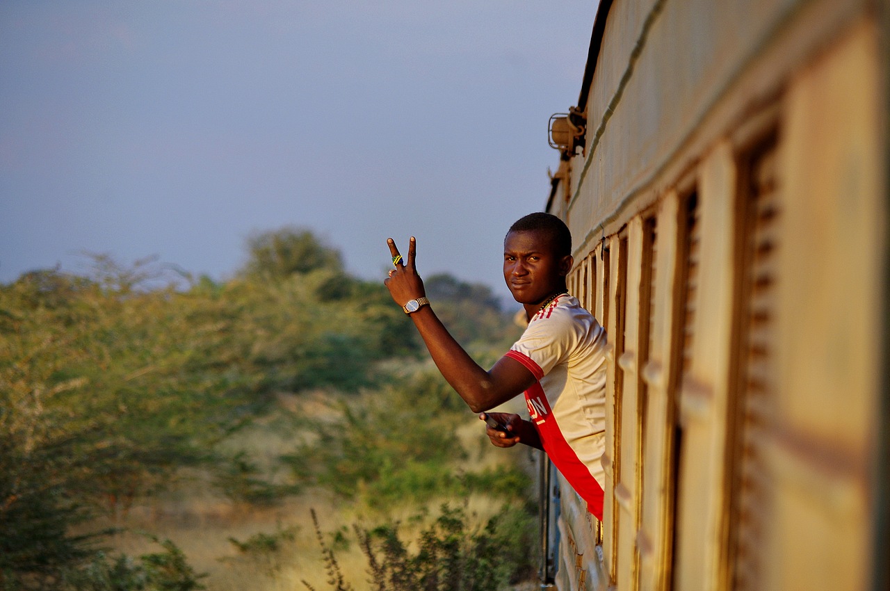 坦赞铁路,看到我在拍照,伸出全球通用“V”手势的坦桑小伙。坦赞铁路为中国在非洲远见的最大的项目之一,不仅铁路为中国人修建,火车也使用的中国03年左右使用的列车。列车时速不高,比较不同于其他火车的是,车上很多玻璃窗户都开着,可以把整个身子伸出窗外看风景和吹风。