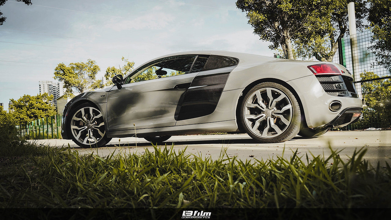 炫酷的车身奥迪R8装贴LB纳多灰