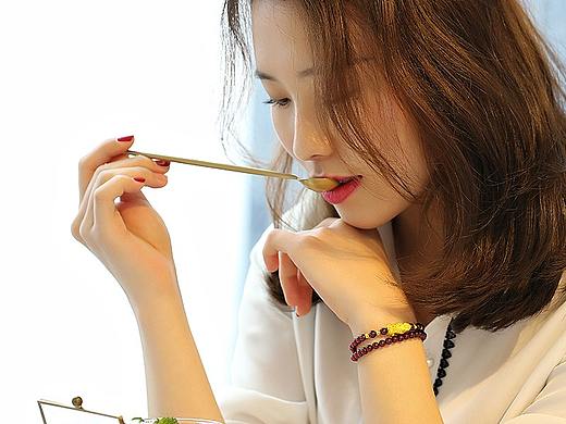 天然石榴石手串（个人主页-ZMzM5MTMzODA=） - 人像摄影 - 站酷设计师切入点传媒原创素材 - 站酷ZCOOL