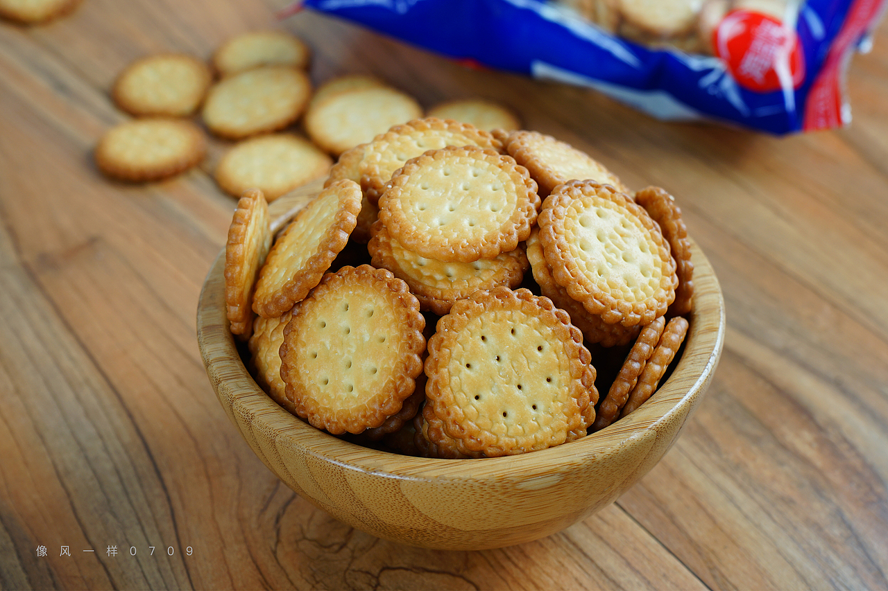 小圆饼干/酸奶麦片/豆乳威化/咸蛋黄饼干等零食摄影图
