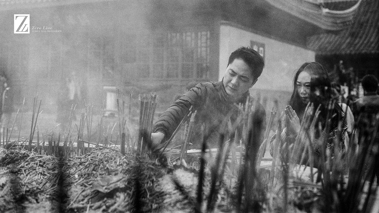 在鸡鸣寺,每个人的神态都大不相同