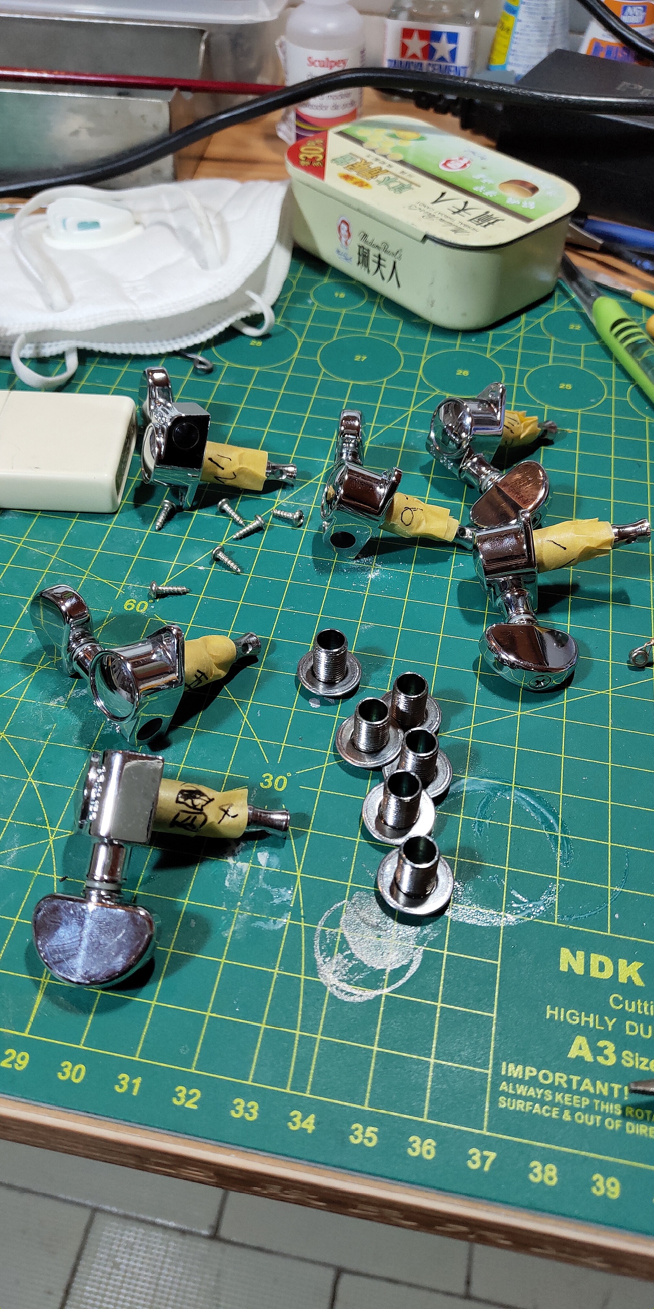 强迫症……我把拆下来的弦钮写了编号