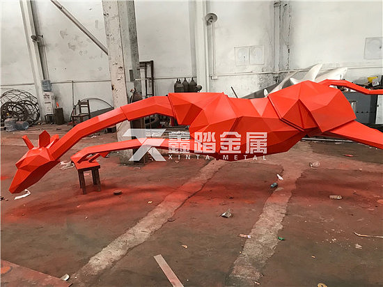 切面长颈鹿不锈钢雕塑 橙红色彩绘内置暖光灯增添童趣