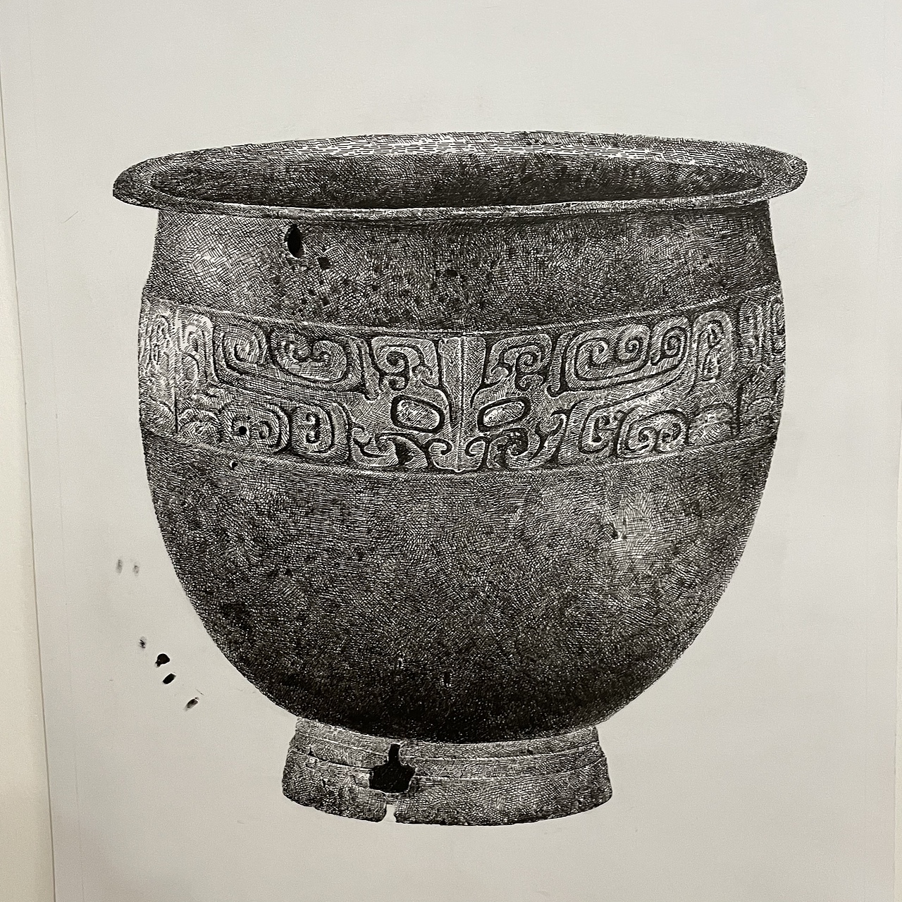 【文物钢笔画】商61兽面纹十字孔青铜无耳簋