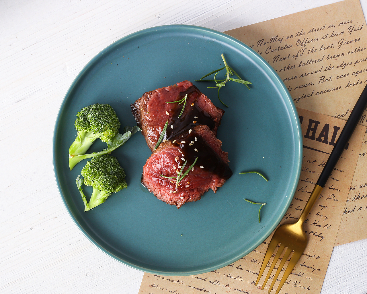 墨绿色陶瓷餐具套装（日用陶瓷产品摄影）