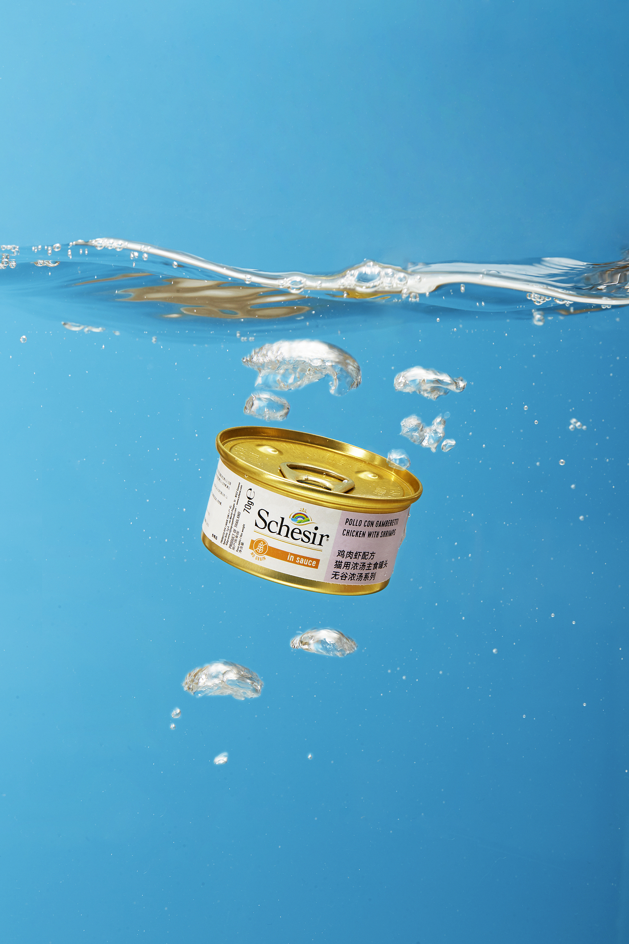 趁我家猫不注意偷了一个她的猫罐头