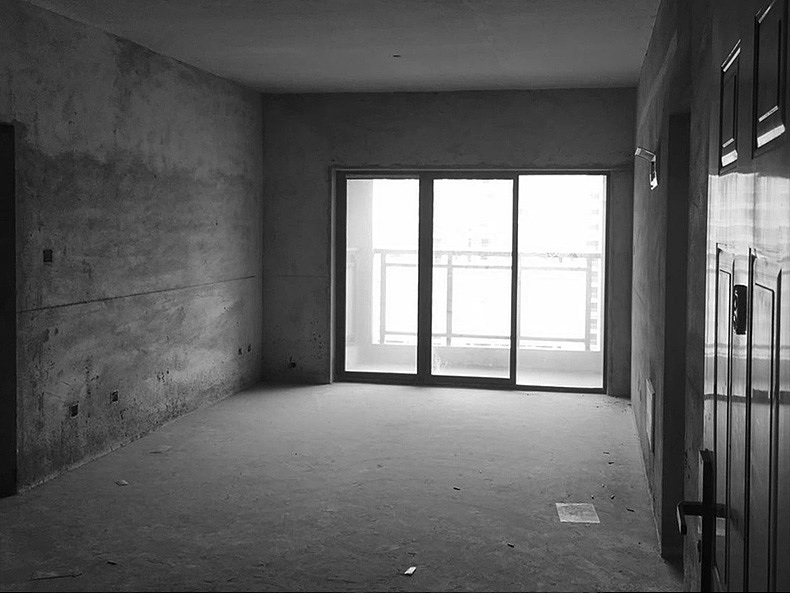 进门看餐厅、客厅原貌