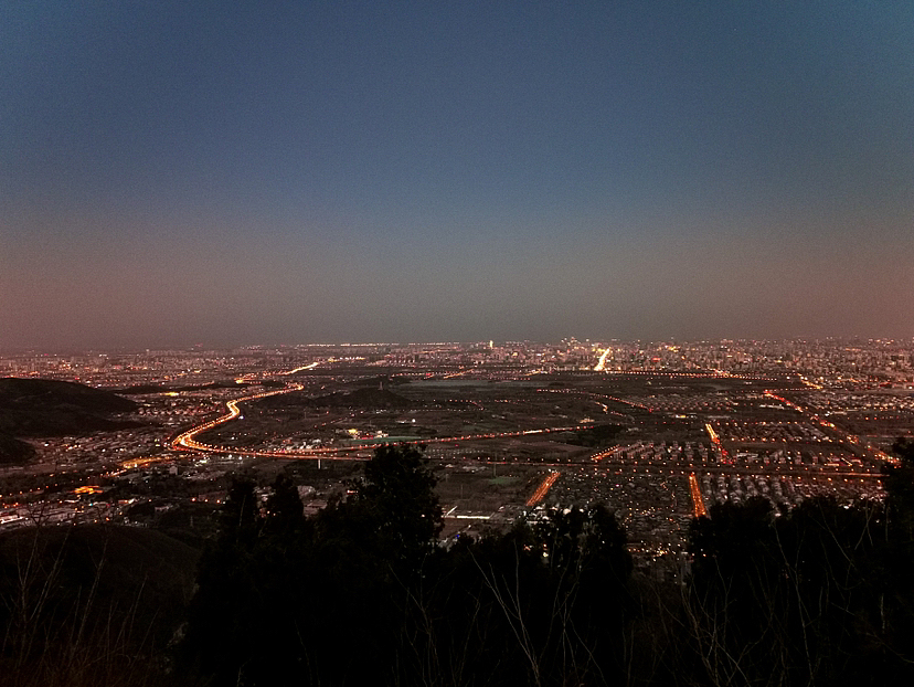 夜幕下的西山国家森林公园