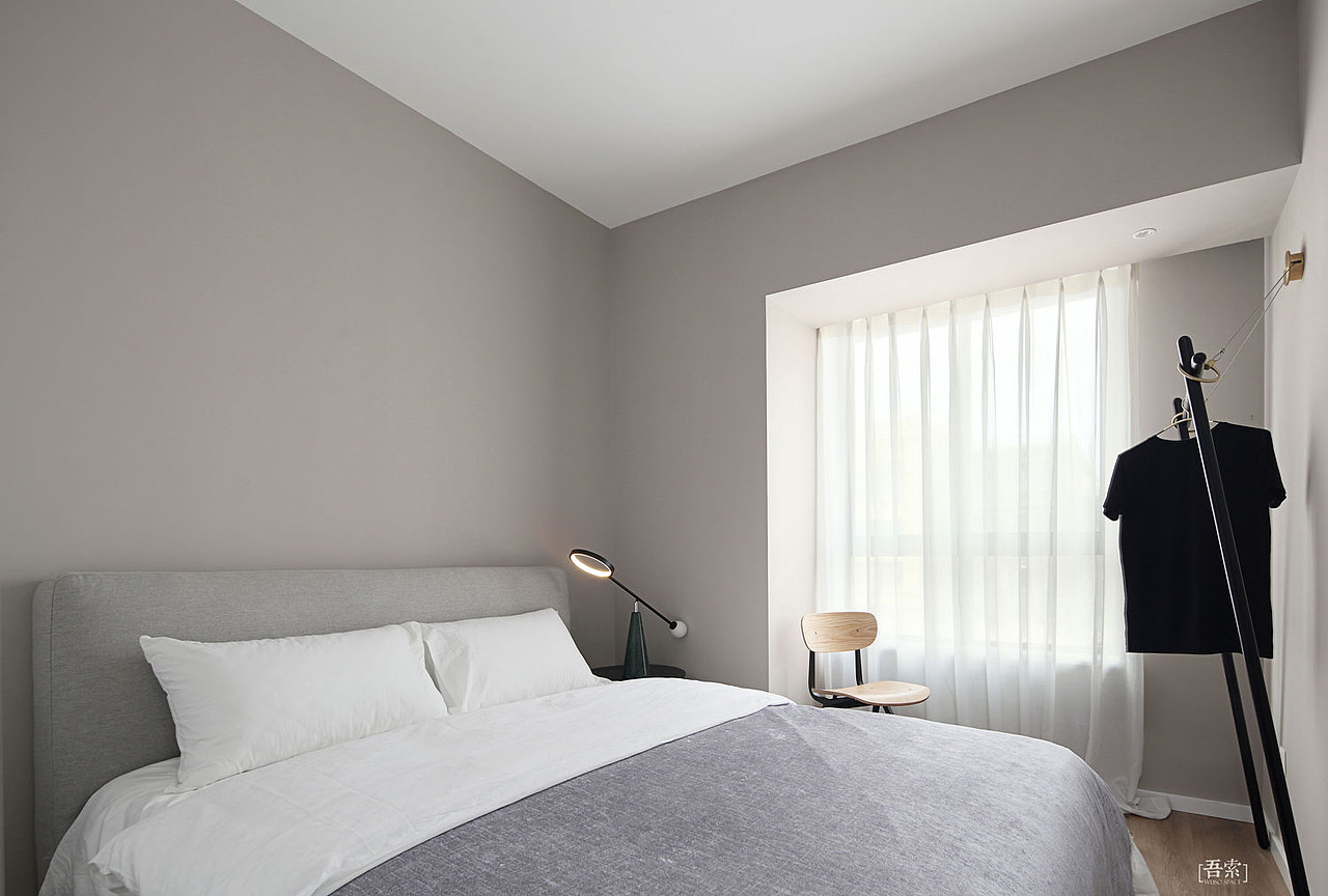 次卧室同样保留了最能够让我们感受到安静的状态。