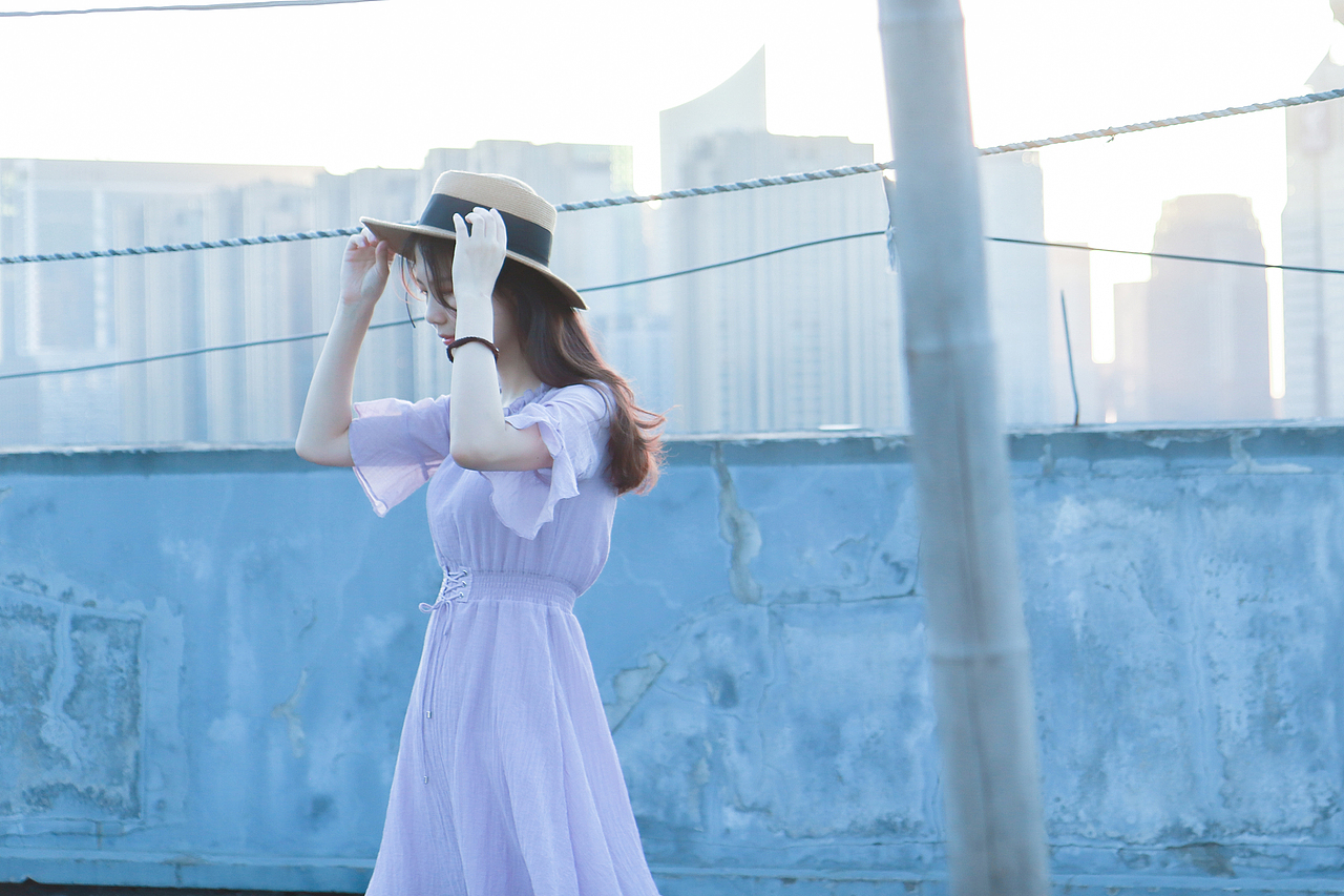 天台连衣裙少女摄影（图ZMjUwNjQ0MzIw） - 人像摄影 - 站酷设计师杭州摄影师蓝白原创素材 - 站酷ZCOOL