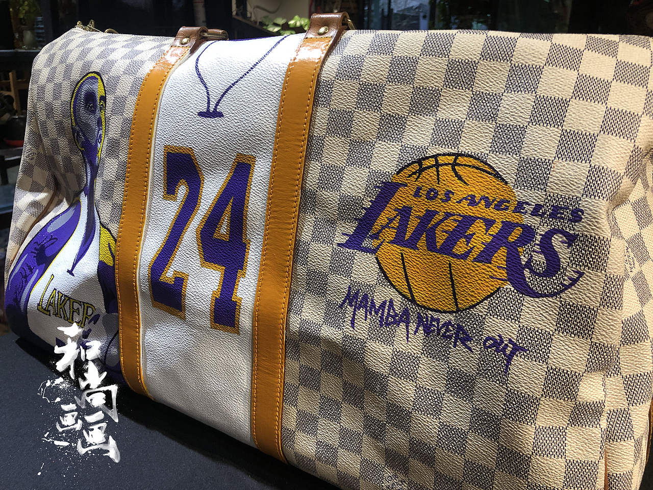 LV包上纯手工彩绘 科比（图ZMTk5OTg4MzQ4） - 手办/模玩 - 站酷设计师和尚画画8585原创素材 - 站酷ZCOOL