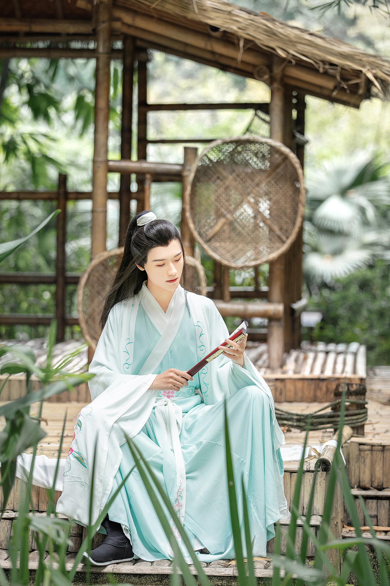 不肯画堂朱户,春风自在杨花