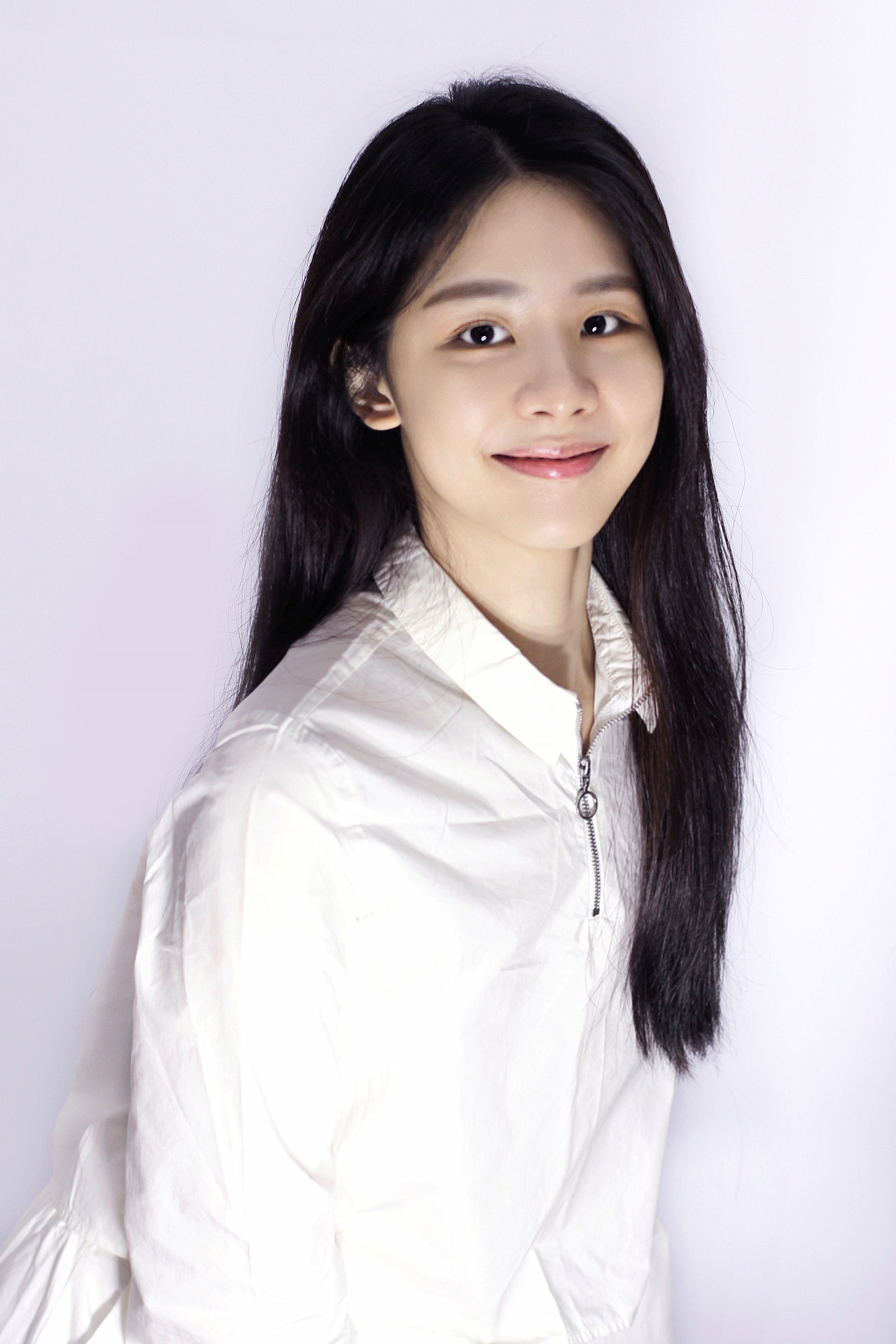 陈梓平白色清新简约形象照写真